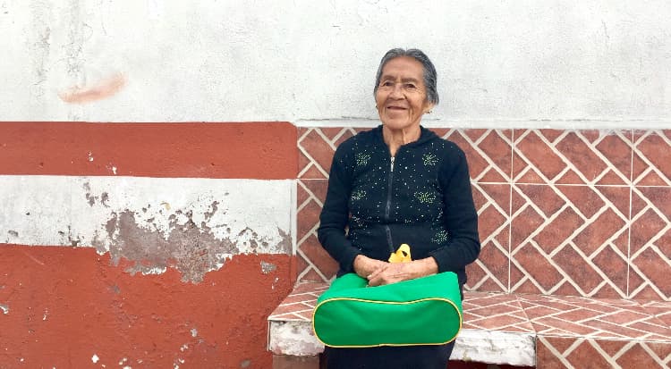 Esta mujer de 83 años recibe unos 29 dólares mensuales del programa de ayuda social para adultos mayores.