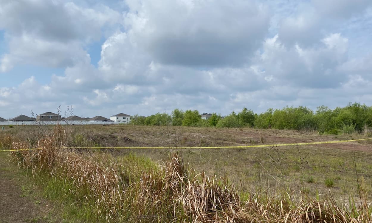 Hallan un cuerpo en llamas en zona residencial de Ruskin