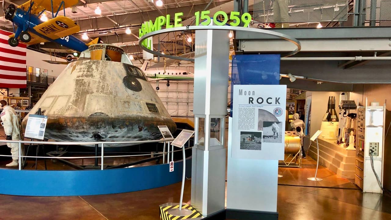 <h3 class="cms-H3-H3">Consejos para disfrutar la visita</h3>
<br>
<b>Llega temprano: </b>Si deseas evitar aglomeraciones, te sugerimos llegar temprano. Puedes comprar los boletos en línea para agilizar la entrada y así empezar la aventura sin demoras.
<br>
<b>Disfruta cada rincón: </b>Desde la famosa réplica del Apollo 7 hasta las exposiciones sobre figuras icónicas de la aviación como Amelia Earhart, hay tanto que ver que necesitarás entre 2 y 3 horas para disfrutarlo todo. ¡No olvides las fotos familiares junto a los aviones!
<br>
<b>Comodidad para todos: </b>El museo es totalmente accesible, con estacionamiento gratuito y espacio para sillas de ruedas, lo que lo hace cómodo para familias con niños pequeños o personas con movilidad reducida. Además, puedes llevar tus propios snacks para hacer una pequeña pausa y recargar energías.