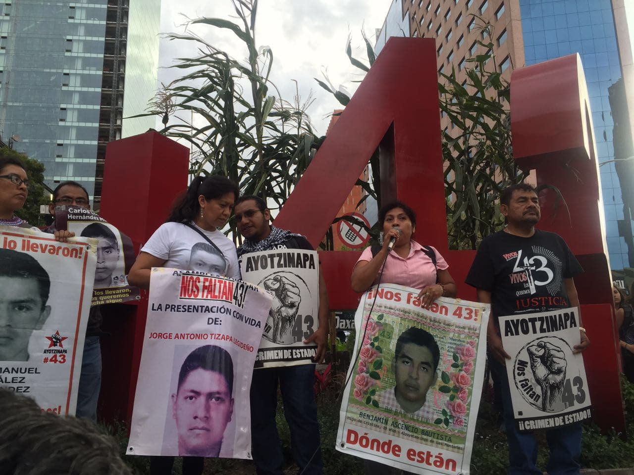 El llamado "antimonumento" a los 43 de Ayotzinapa, sobre Paseo de la Reforma.