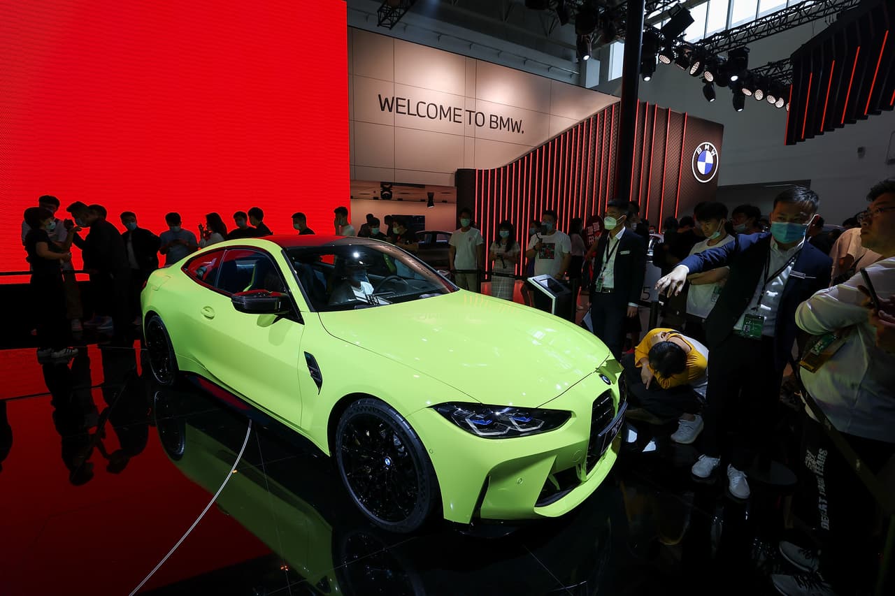 BMW, por ejemplo, cuenta con las versiones Competition 2021 de su M3 y M4, los cuales llegan con cambios sustanciales en su sexta y segunda generación, respectivamente.
<br>
<br>
<b>Relacionado:</b>
<br>
<ul>
 <li><a href="https://www.univision.com/carros/bmw-m3-2021-el-sedan-de-altas-prestaciones-se-renueva-por-completo-fotos?phased_release=ad_rules&q=BMW%20M3"><u>BMW M3 2021: el sedán de altas prestaciones se renueva por completo</u></a></li>
 <li><a href="https://www.univision.com/carros/bmw-m4-2021-detalles-e-imagenes-de-su-segunda-generacion-fotos?phased_release=ad_rules&q=BMW%20M3"><u>BMW M4 2021: detalles e imágenes de su segunda generación</u></a></li>
</ul>