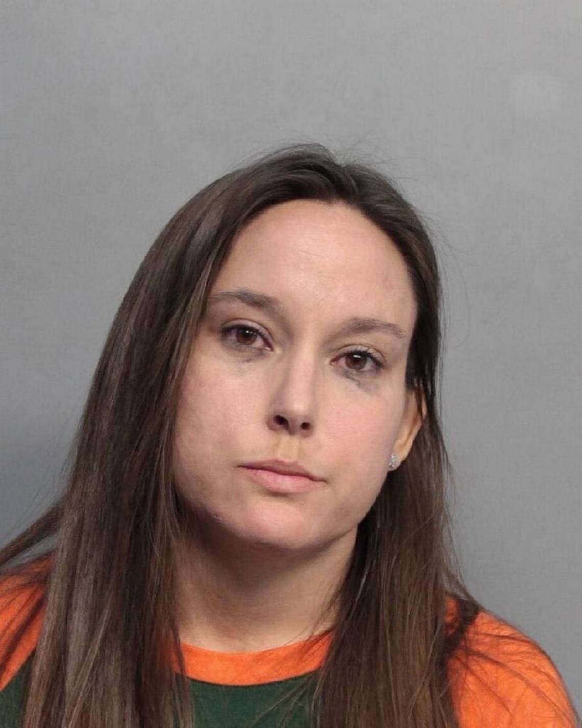 Un policía le dio un puñetazo en la cara, pero ella tiene que escribirle una carta de disculpas