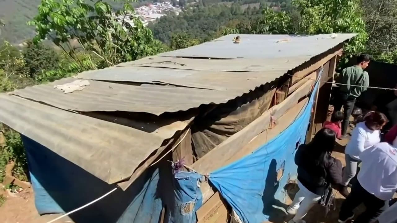 Abandonan a siete hermanos a su suerte en una casa improvisada de cartón en localidad mexicana