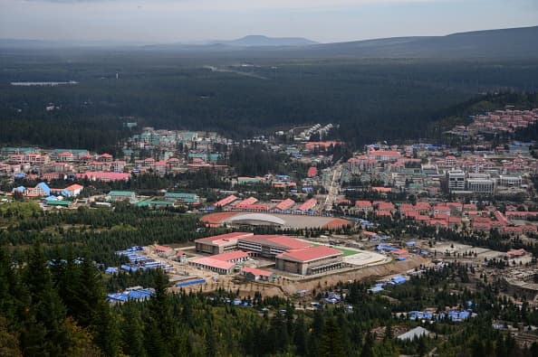 La ciudad cuenta con un museo sobre la revolución, un estadio para deportes de invierno, una nueva línea de ferrocarril hasta Hyesan, 10,000 viviendas y una fábrica de tratamiento de arándanos y patatas, los dos recursos más importantes de la zona.