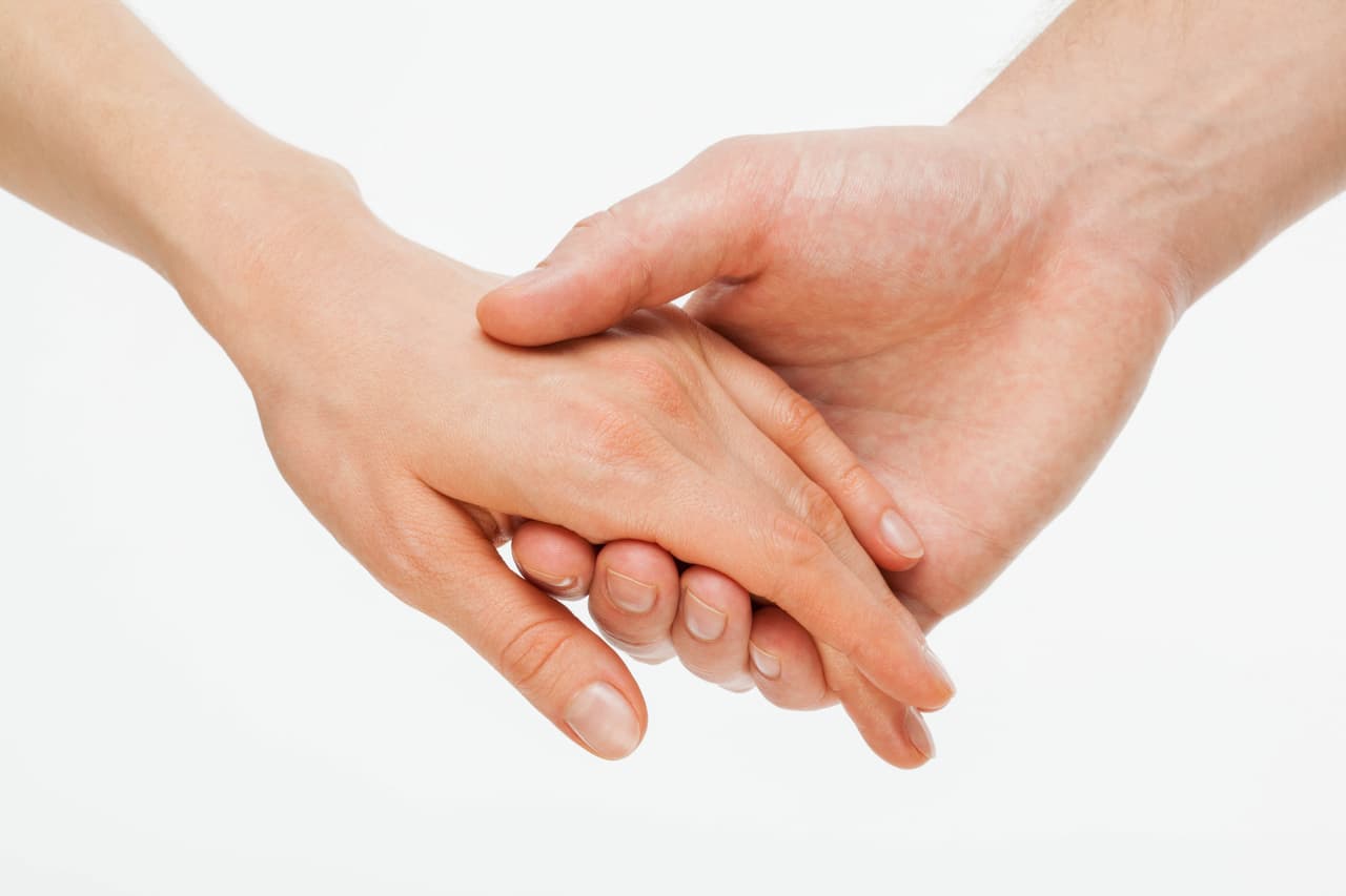 Un hecho tan simple como observar las manos puede revelarnos rasgos del carácter y personalidad de quien tenemos enfrente sin estar cometiendo indiscreciones. Cuando estamos junto a otra persona o simplemente cuando hacemos ese gesto amigo para saludarla las manos nos revelarán esos secretos por su forma y tamaño.