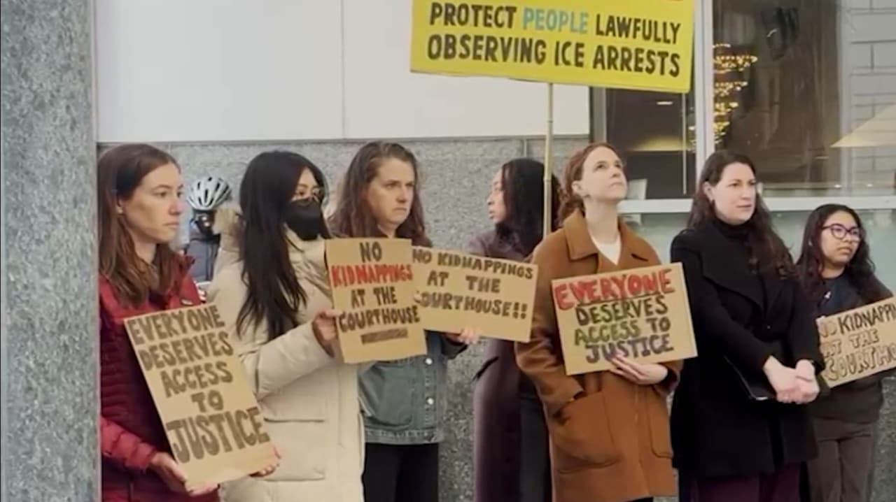 Activistas denuncian arrestos de ICE a migrantes que acuden a cortes en Filadelfia; exigen que paren
