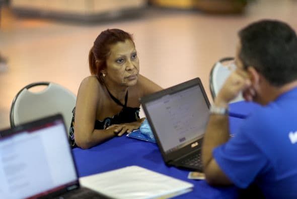 Nayie Villa también se asesora con el agente de seguros Mario Ricart en el Mall de las Américas. Varios centros comerciales como este y el Westland Mall han abierto oficinas de seguros para el público.