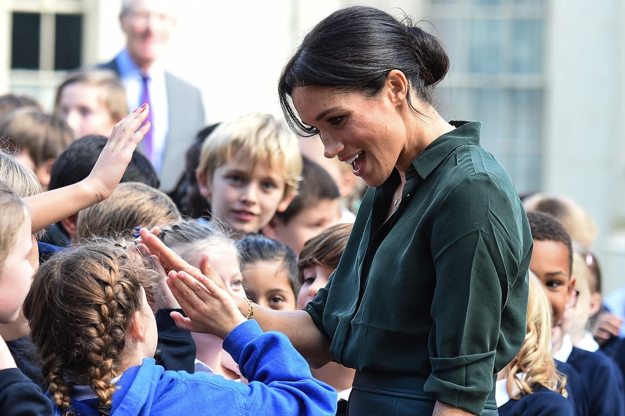 Entrada la tarde, los Duques de Sussex acudieron a un encuentro con estudiantes y trascendió que el príncipe Harry acosejó a los menores a buscar
<b><a href="https://www.dailymail.co.uk/news/article-6234467/Harry-Meghan-visit-home-royal-titles.html"> otros juegos que no sean 'Fortnite'</a></b>.