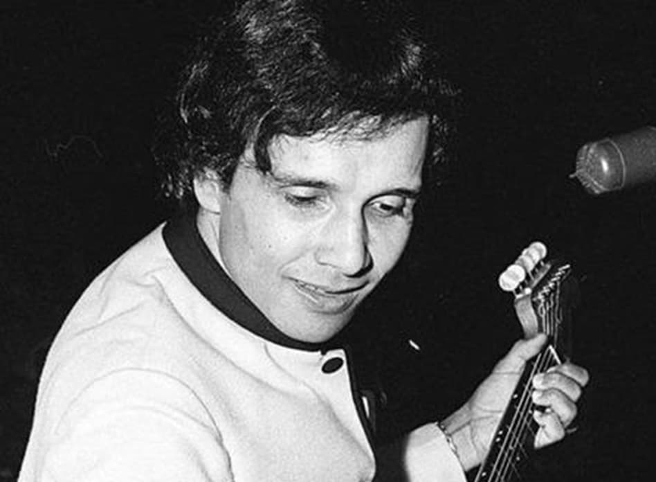 Tras pasar los años el joven Roberto tuvo que dar un giro radical en la música; decidió incursionar en la escena del pop y rock a mediados de la década de los 60.