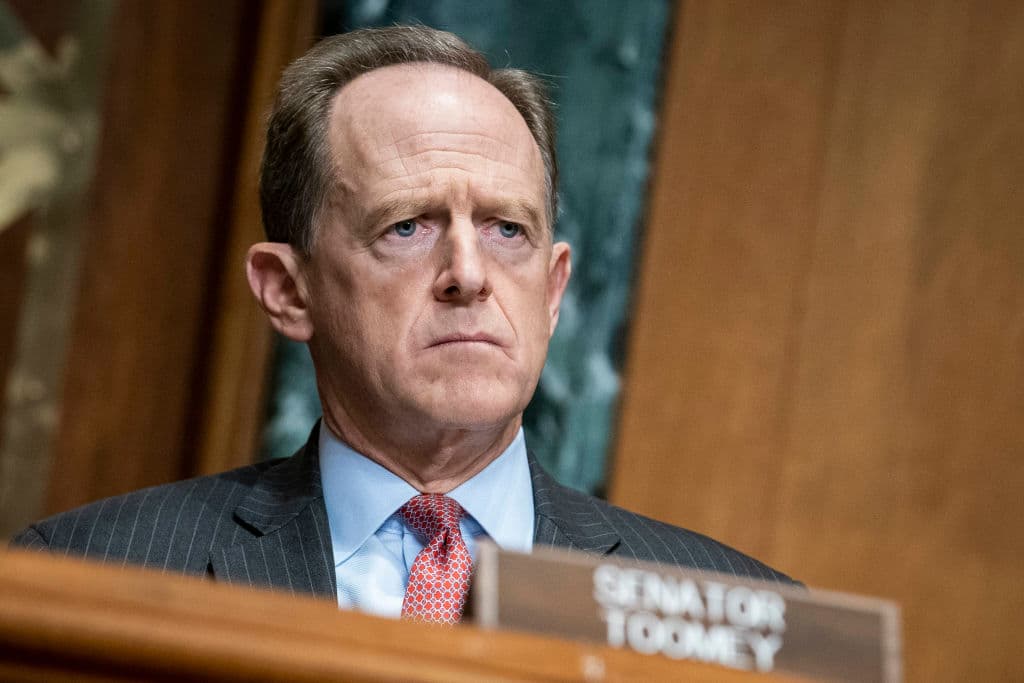 <b>Senador Pat Toomey (Pennsylvania). </b>En octubre de 2020, un mes antes de la elección presidencial, Toomey anunció que se retiraría del Senado en 2022. También dijo que no buscaría postularse para gobernador de su estado.
<br>
<br>Tras dos periodos en su escaño, Toomey, un conservador en lo fiscal que ha roto con su partido en ciertas ocasiones, dijo que se iría a trabajar al sector privado.
<br>
<br>Ha sido uno de los republicanos más dispuestos a criticar a Trump. Toomey, de hecho,
<a href="https://www.univision.com/noticias/politica/trump-segundo-juicio-politico-senadores-republicanos">votó por la culpabilidad de Trump en el último juicio político</a> en su contra por un cargo de incitación a la insurrección, por su reponsabilidad en el asalto al Capitolio del pasado 6 de enero.
<br>
<br>Pennsylvania es un campo de batalla electoral importante para republicanos y demócratas. Trump ganó en 2016 por un puñado de votos, pero perdió en 2020 por una diferencia ligeramente mayor.
<br>
<br>El otro senador del estado es demócrata, Bob Casey, quien fue reelegido cómodamente en 2018 lo que hace de este escaño un 'punto débil' para los republicanos que seguramente los demócratas tratarán de conquistar.