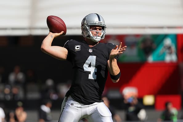 Derek Carr no estuvo a la altura de su contraparte completando 28 de 49 envíos para 237 yardas con una anotación y una intercepción.
