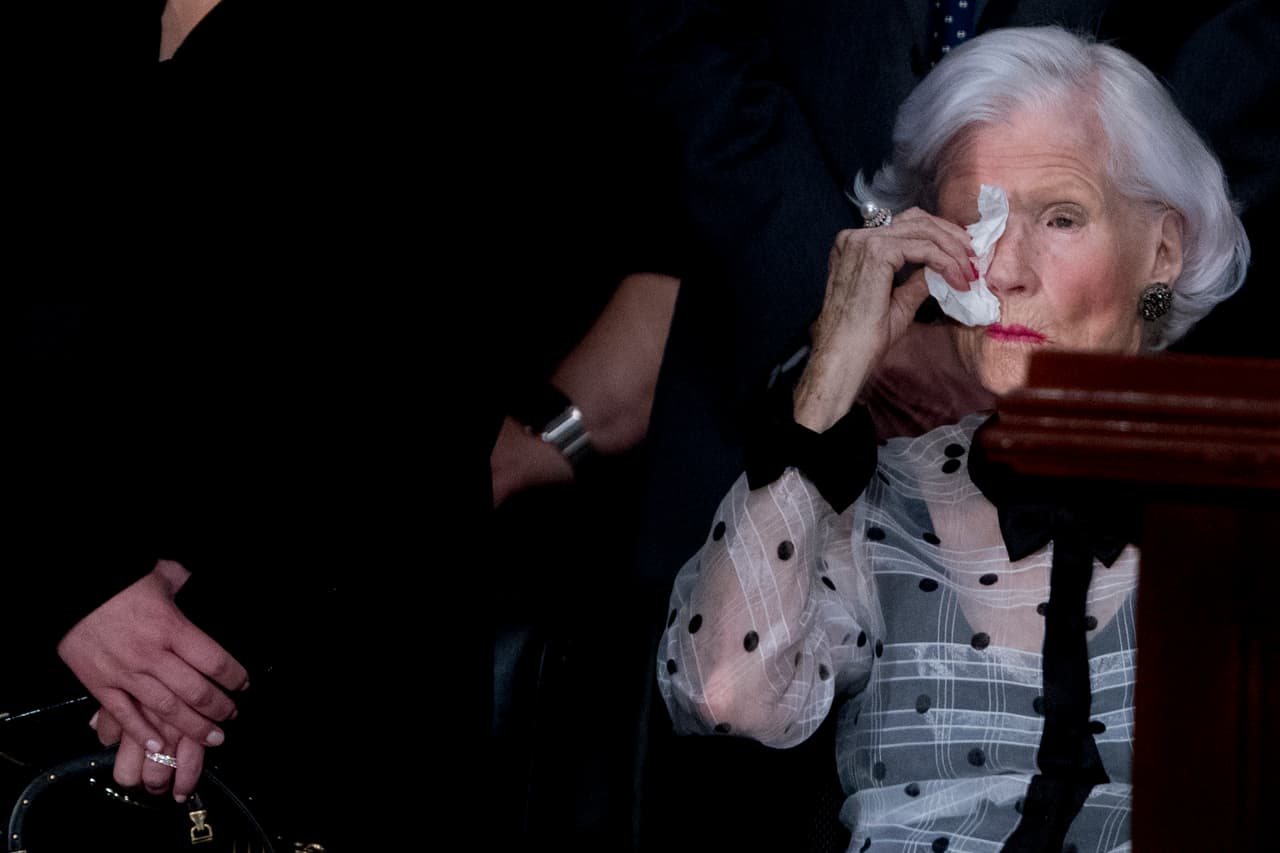 Roberta McCain, madre del fallecido senador, seca sus lágrimas durante la ceremonia.
