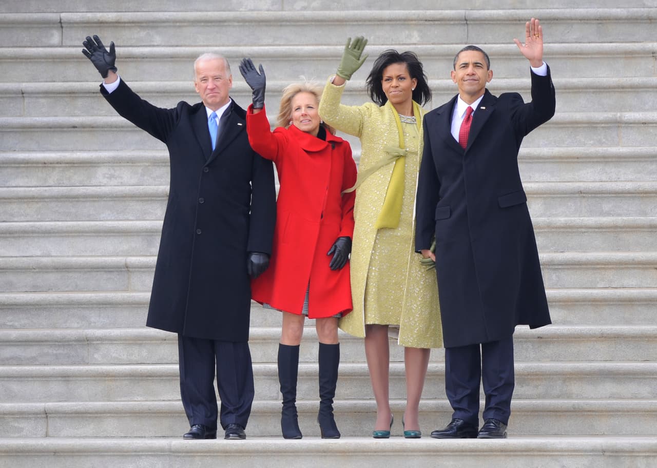 El 4 de noviembre de 2008, Barack Obama y Joe Biden derrotaron la candidatura republicana de John McCain y Sarah Palin. El 20 de enero de 2009 (cuando se tomó esta fotografía), Obama prestó juramento como el 44° presidente de Estados Unidos y Biden se convirtió en el 47° vicepresidente.