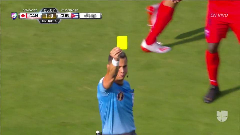 Tarjeta amarilla. El árbitro amonesta a Dariel Morejón de Cuba
