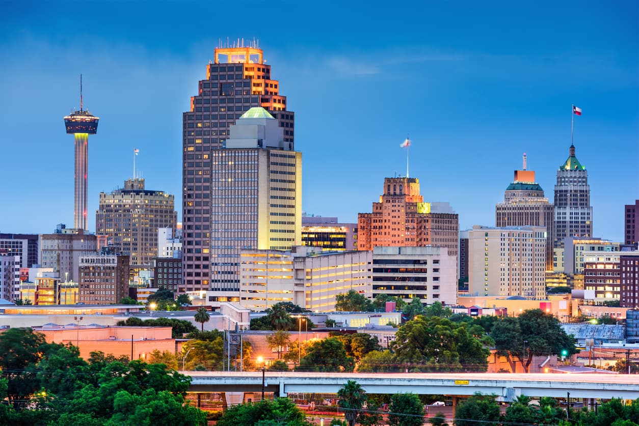 <h3 class="cms-H3-H3"><b>5. San Antonio.</b></h3>
<br>
<br>El estudio recuerda que San Antonio es una de las ciudades con mayor crecimiento en Estados Unidos durante los últimos años. Más de 2 millones y medio de personas viven aquí que cuenta con varios atractivos turísticos como el paseo por el río, visitar El Álamo, entre otros lugares históricos.