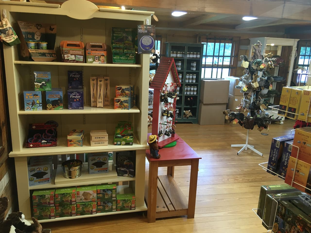 También tiene una tienda general con productos de elaboración local.