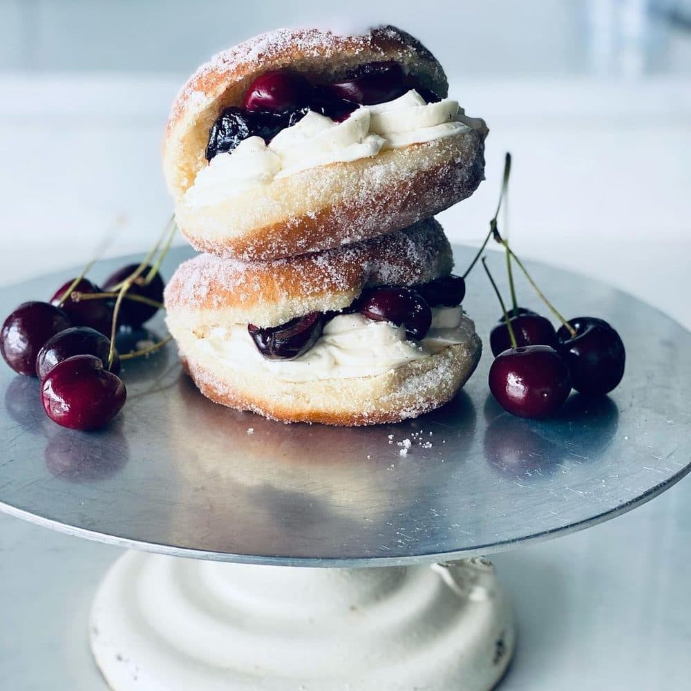 <b>Doughnut Dollies</b>
<br>Dirección: 1002 Virginia Ave NE Atlanta, GA 30306
<br>Teléfono: (404) 365-5437
<br>Sitio web: 
<a href="https://www.doughnutdollies.com/">https://www.doughnutdollies.com/</a> 
<br>
<b><a href="https://www.yelp.com/map/doughnut-dollies-atlanta-3">Cómo llegar</a></b>
<br>
<br>Sus propietarios aseguran que “nuestras ofertas de donas cambian con las estaciones y están diseñadas en torno a la disponibilidad estacional de nuestros ingredientes favoritos. Las fiestas siempre inspiran mucha creatividad e incluso, a veces, giros modernos en todas nuestras delicias tradicionales favoritas de cada temporada”.