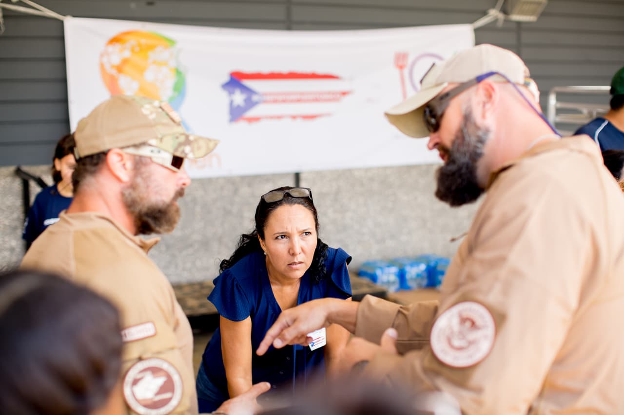 Funcionarios de Homeland Security pasaron por el lugar y se llevaron bolsas con sándwiches, frutas y agua.