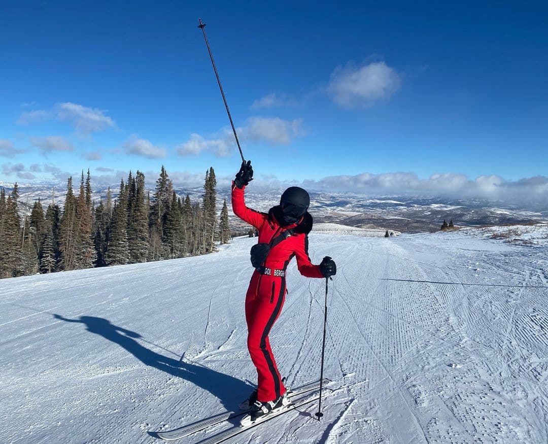 En cada imagen que compartió en su cuenta de Instagram recibió elogios por su vestimenta y estilo al esquiar.