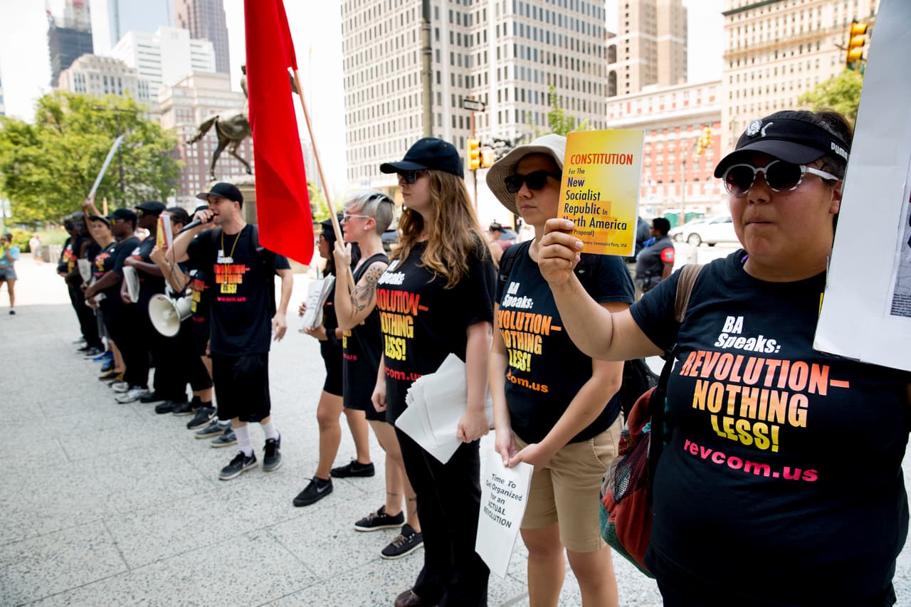 LUNES 25 DE JULIO. 1:23 PM. Algunos miembros de la organización Revolution fueron arrestados en Cleveland durante la convención republicana. Hoy el grupo está presentes en el City Hall de Filadelfia.