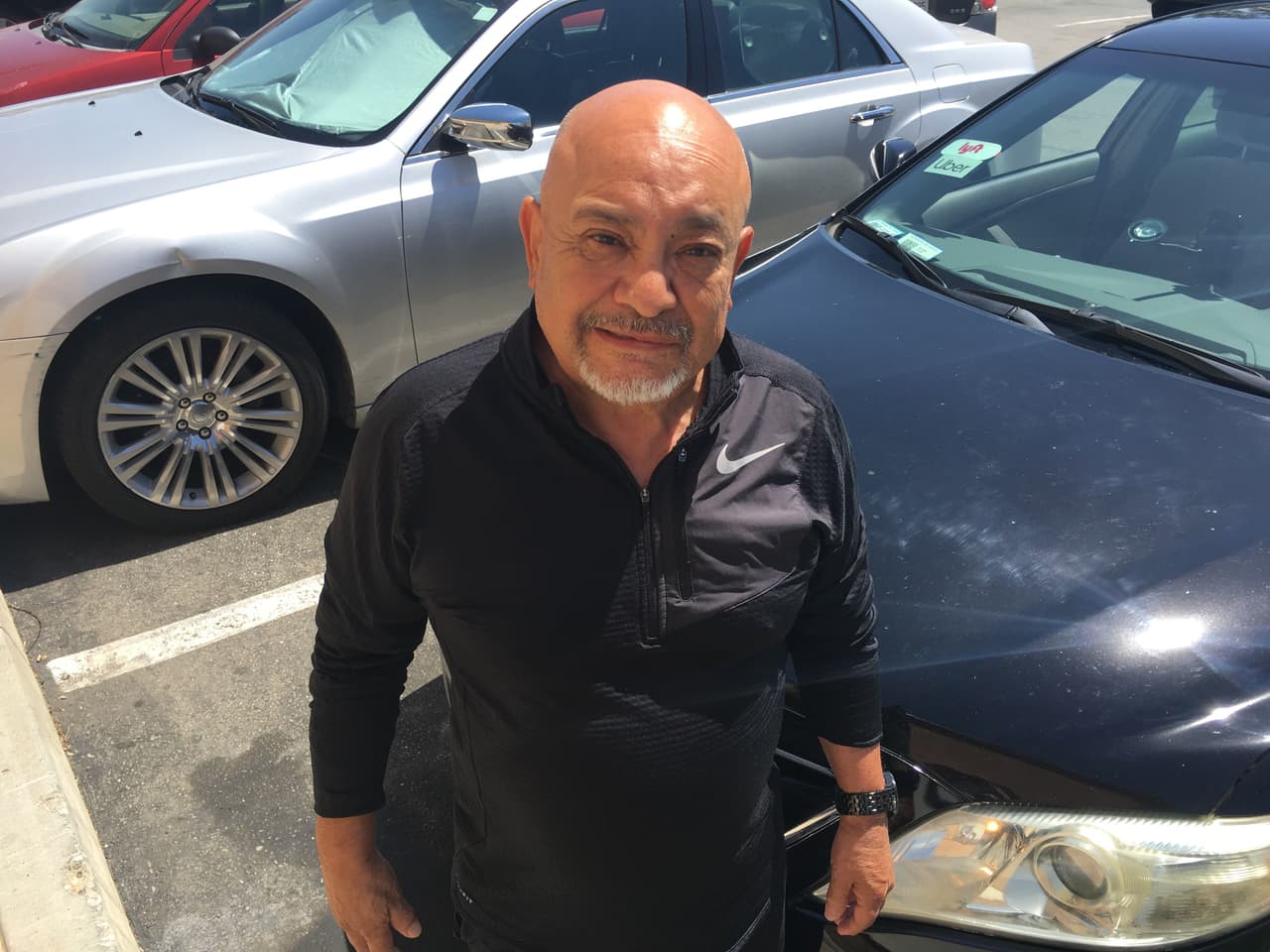 Julio César Hernández lleva una semana sin manejar. Suele trabajar seis días a la semana por 500 dólares porque sin pensión no le alcanza.