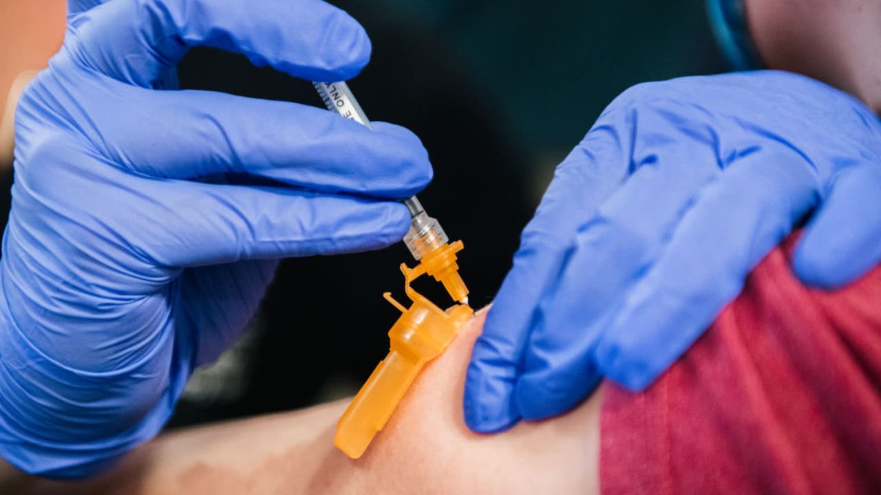 El 
<a href="https://www.univision.com/local/houston-kxln/condado-harris-ofrece-100-dolares-a-residentes-que-se-vacunen-contra-el-covid-19-video">condado Harris está ofreciendo 100 dólares</a> para residentes que quieran ponerse la primera dosis de la 
<a href="https://www.univision.com/temas/vacuna-covid-19-houston">vacuna contra el covid-19</a>.