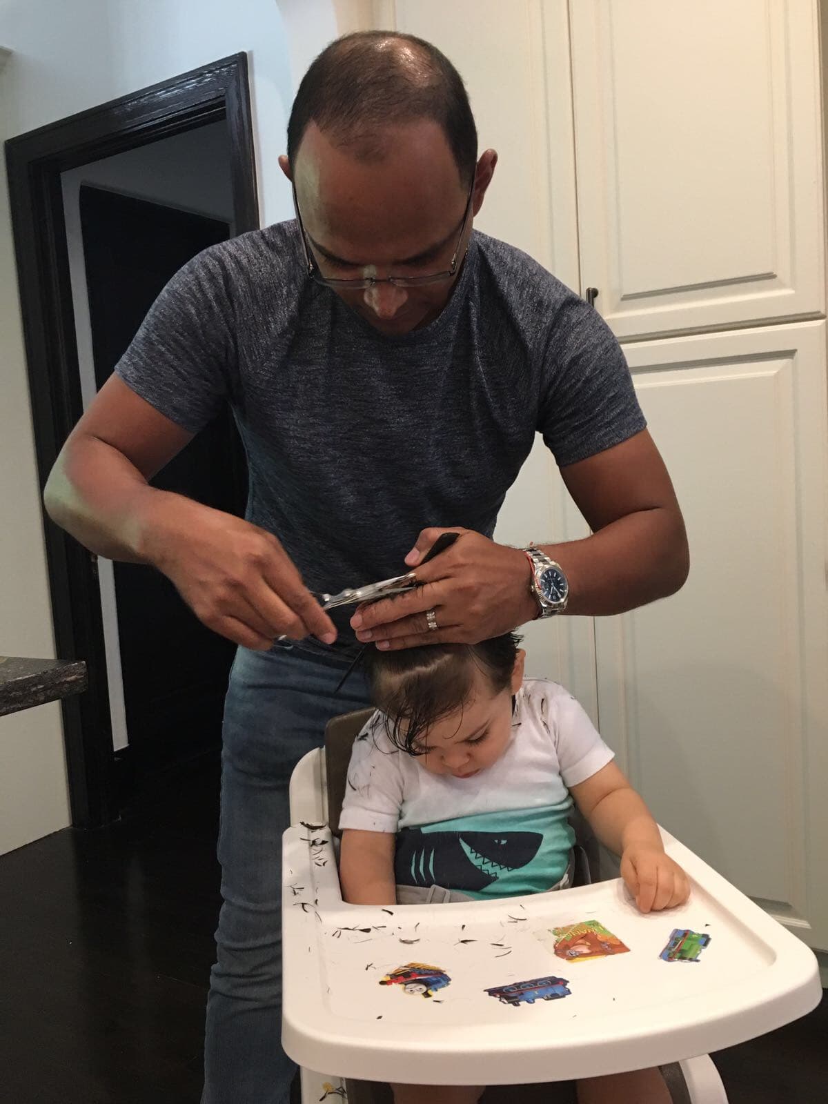 Mientras la mamá tomaba fotos, MVP se entretenía jugando.