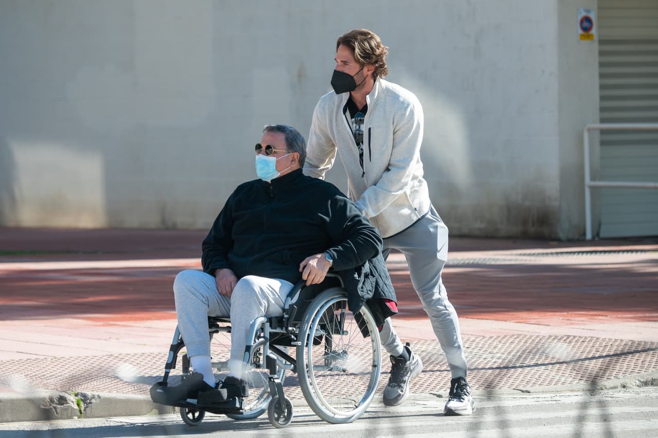 Sebastián Rulli se ha encargado de llevarlo a la clínica en donde lleva a cabo las terapias. 
<br>