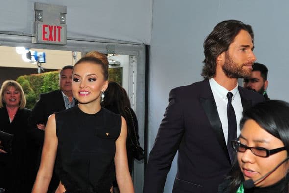 La pareja del momento está disfrutando de su amor por todo lo alto en Latin GRAMMY. Aquí te traemos su historia de amor.