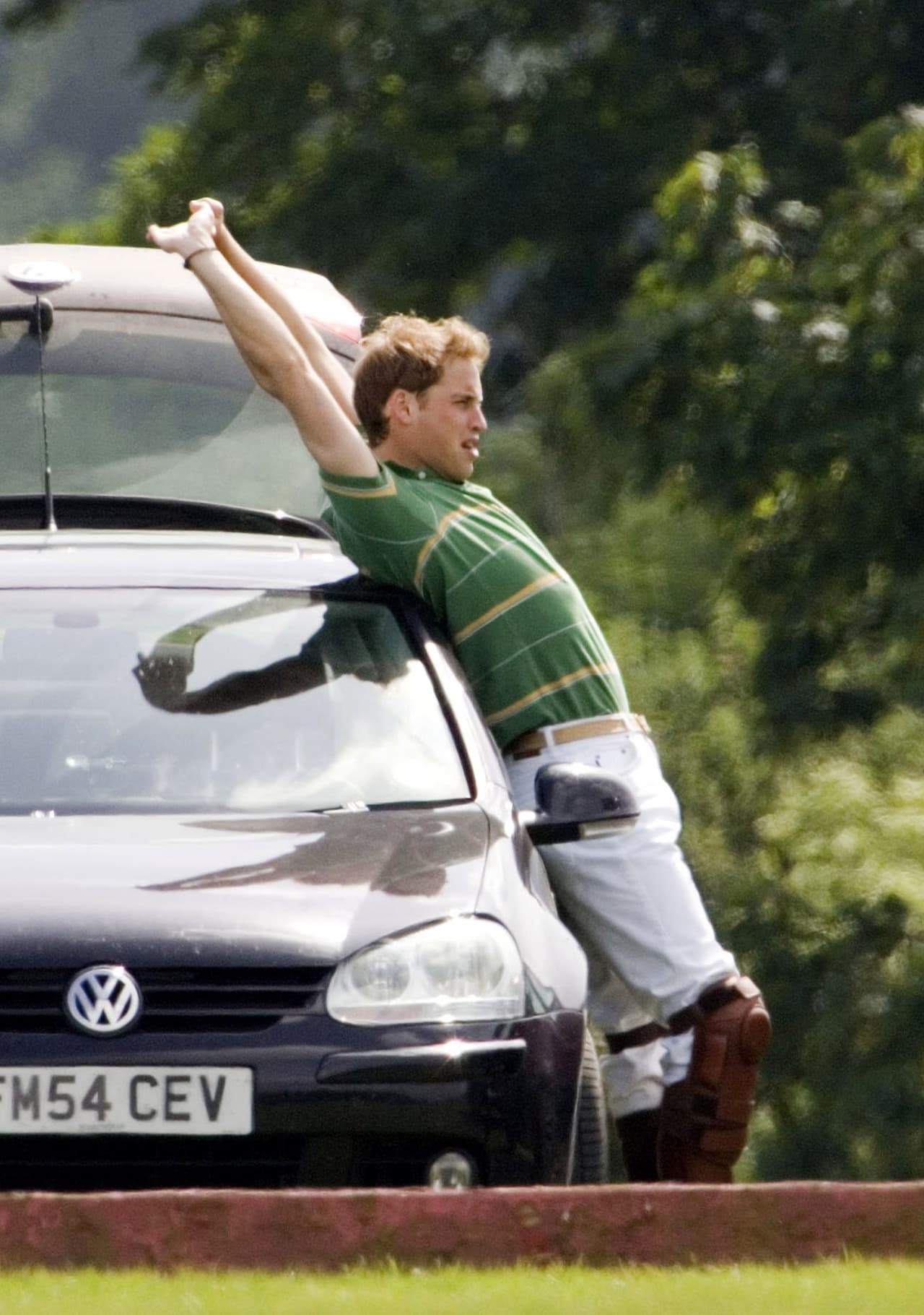 Por aquellos días, al príncipe se le vio disfrutar de su soltería en discotecas hasta altas horas de la noche. Mientras tanto, Kate Middleton se alejó de los medios y se refugió en su familia y en otras actividades. 
<br>