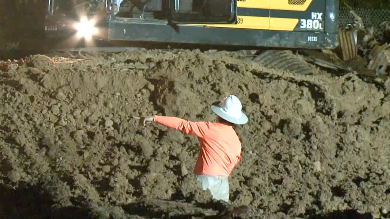 Maquinaria y cuadrillas de trabajadores están adelantando labores de reparación desde la madrugada.