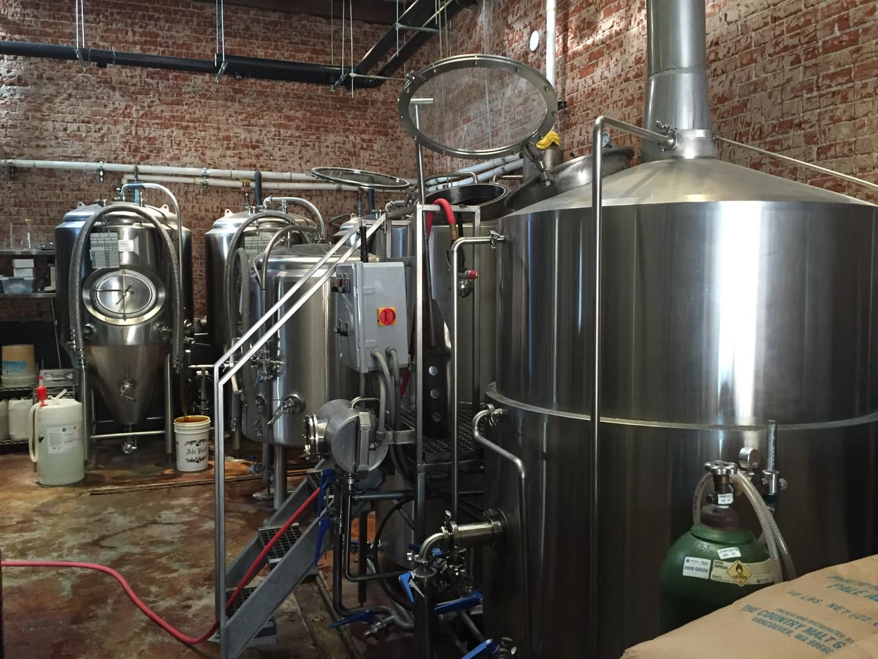 Los tanques en los que se elabora y procesa la cerveza