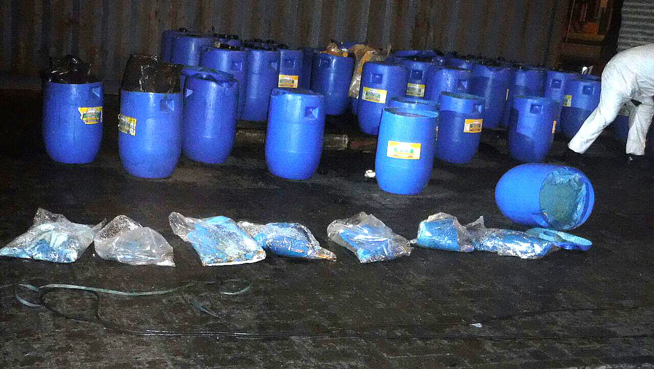 México decomisa cocaína en tambos de salsa picante y otro embarque flotando en el mar