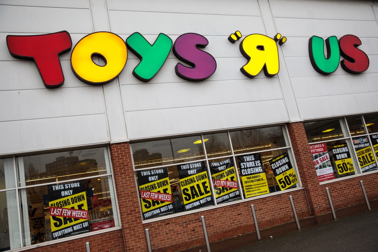 Toys R Us: anunció que cerrará o venderá todas sus tiendas físicas en Estados Unidos. La icónica tienda de juguetes que se declaró en bancarrota, está cerca de desaparecer.