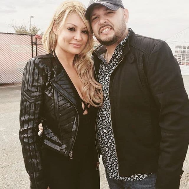 Desde un outfit al puro estilo de total black que acompaña con una chamarra.