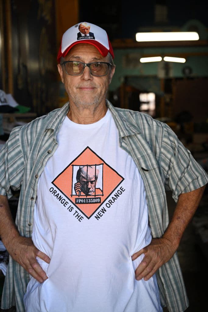 La creatividad de Bill Wyatt, dueño del negocio Y-Que, en la avenida Vermont en Los Ángeles, California, también se activó con la foto y junto a sus empleados artistas creó la 'competencia'. Tienen mercancía como playeras, tazas, botones y pegatinas, con la diferencia de que los mensajes junto a la foto histórica del fichaje de Donald Trump, son dirigidos tanto a sus amigos, como a sus rivales.