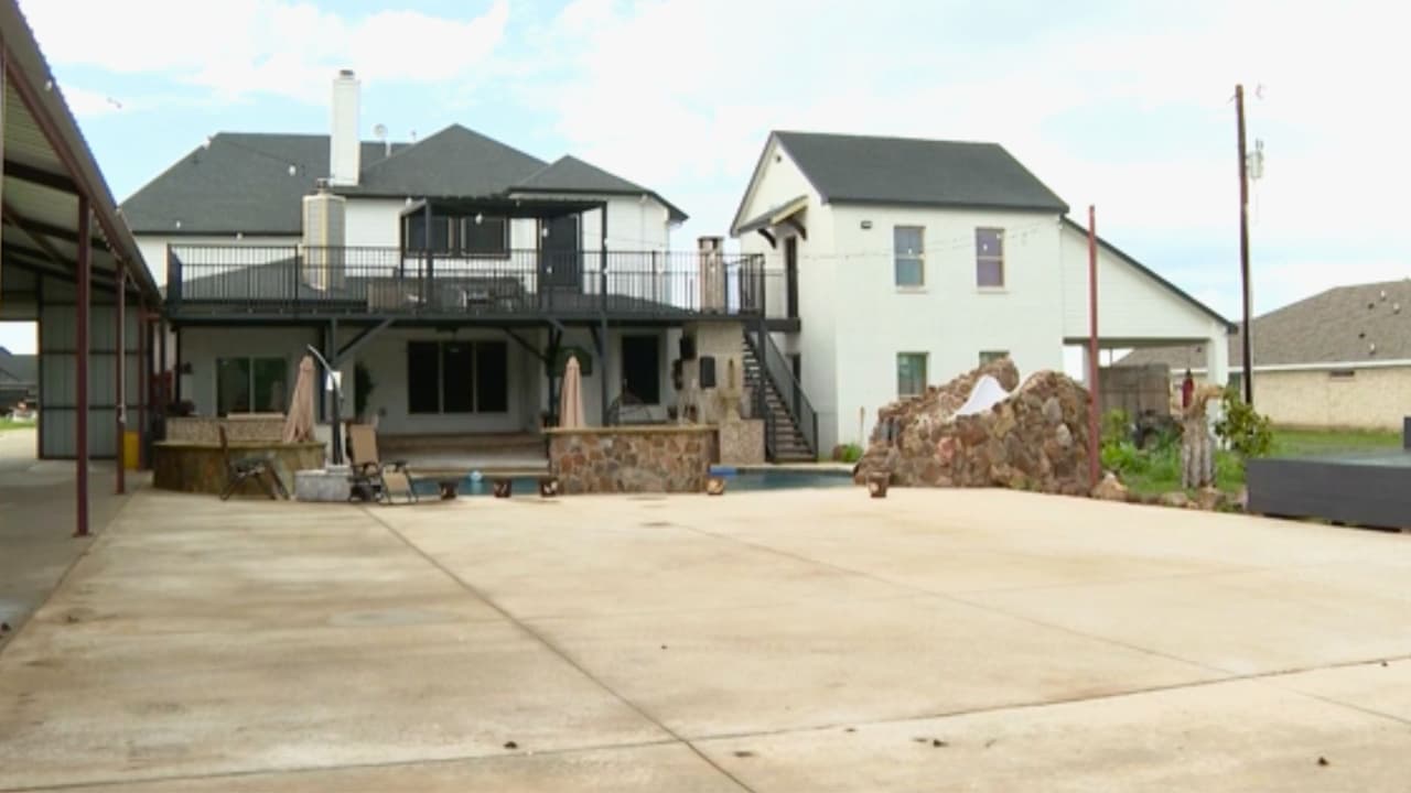 Este caso expone el lado oscuro del internet:
<b>cómo la desinformación, la viralidad sin contexto y las coincidencias desafortunadas pueden poner en peligro a personas inocentes</b>. Y también el reto de ser hispano en Estados Unidos, donde la sombra del narco a veces se proyecta hasta la vida cotidiana de familias trabajadoras en el norte de Texas. “Lo único que queremos es vivir en paz”, dice Perla. “Que
<b>no nos juzguen por un nombre</b>. Ni por lo que pasa en otro país”.