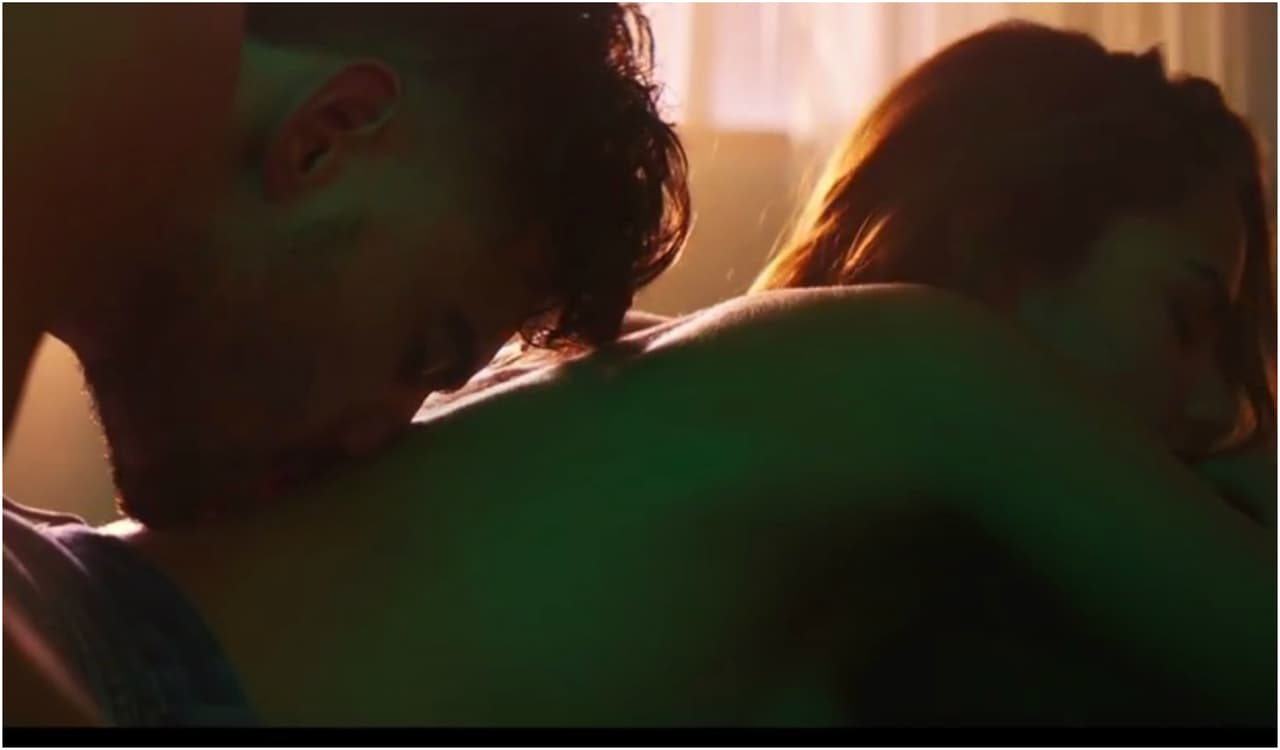 El cantante hace tiempo compartió una fotografía de él dentro de un ataúd, cuya explicación también verás en éste video.