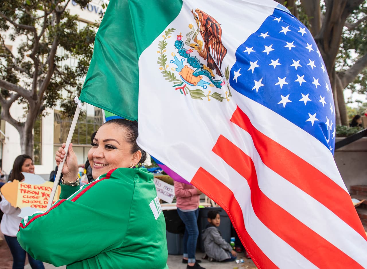 <b>Mexicanos.</b> Unos 36,000,000 viven en Estados Unidos, de los cuales 79% son ciudadanos estadounidenses y el 50% posee casa propia. Su promedio de edad es de 27 años (el más bajo de la lista), tienen un ingreso anual promedio de 49,000 dólares y el 12% tiene educación universitaria.