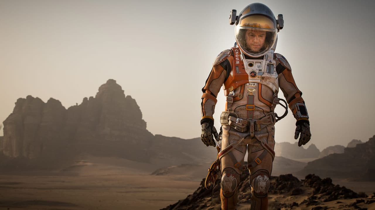 ‘The Martian’ de 2015. Es una cinta de ficción interpretada por Matt Damon y dirigida por Riddley Scott que narra la historia de Mark Watney, un botánico incluido en una tripulación para investigar las propiedades biofísicas de Marte. Un accidente termina dejando olvidado a Watney que con sus conocimientos logrará generar alimento por dos años.
