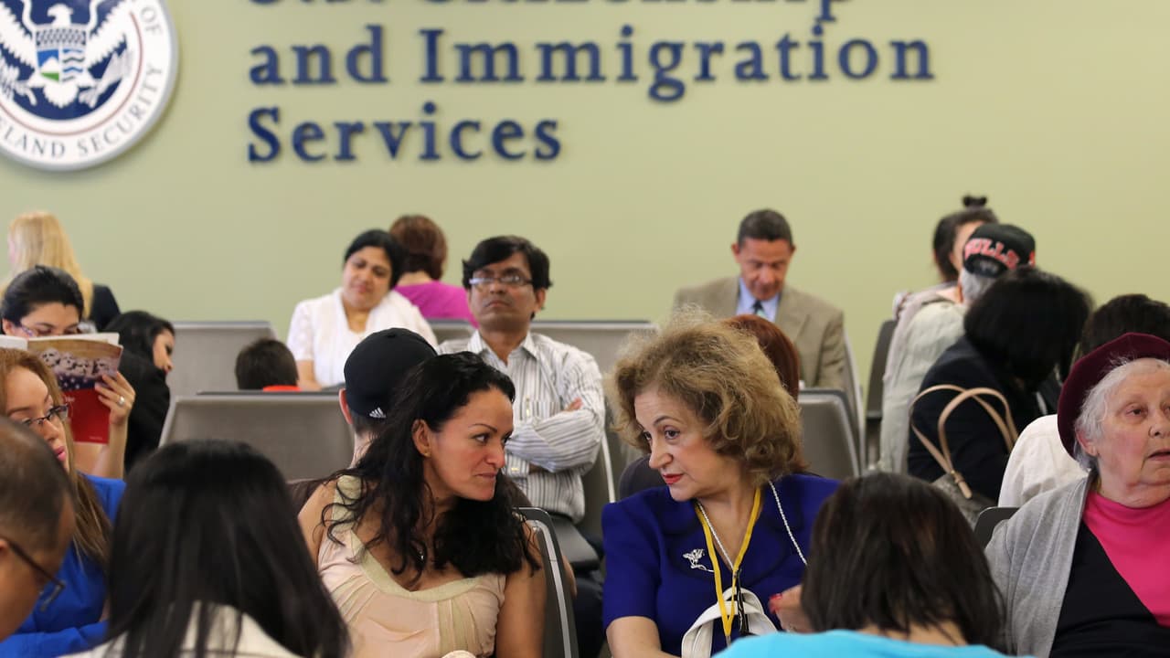 Miles de personas en California califican para la ciudadanía, pero muchas no han dado el primer paso, ¿por qué?