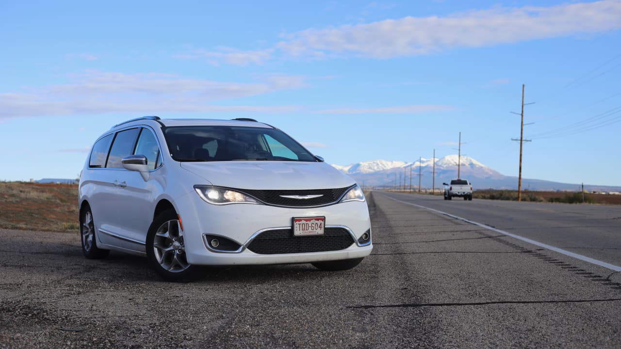 <h3 class="cms-H3-H3">22. Chrysler</h3>
<br>
<b>Costo promedio por 10 años de mantenimiento: 10,600 dólares</b>
<br>En la actualidad esta marca estadounidense solo comercializa un sedán y una minivan, ambos modelos de buena calidad. Pero en el pasado reciente produjo vehículos de diseño y calidad cuestionables, que probablemente afectan su puesto en la lista. De hecho, el Chrysler Sebring Convertible, producido hasta 2010, es según YourMechanic.com, el vehículo más caro de mantener con un costo promedio por 10 años de mantenimiento de 17,100 dólares.