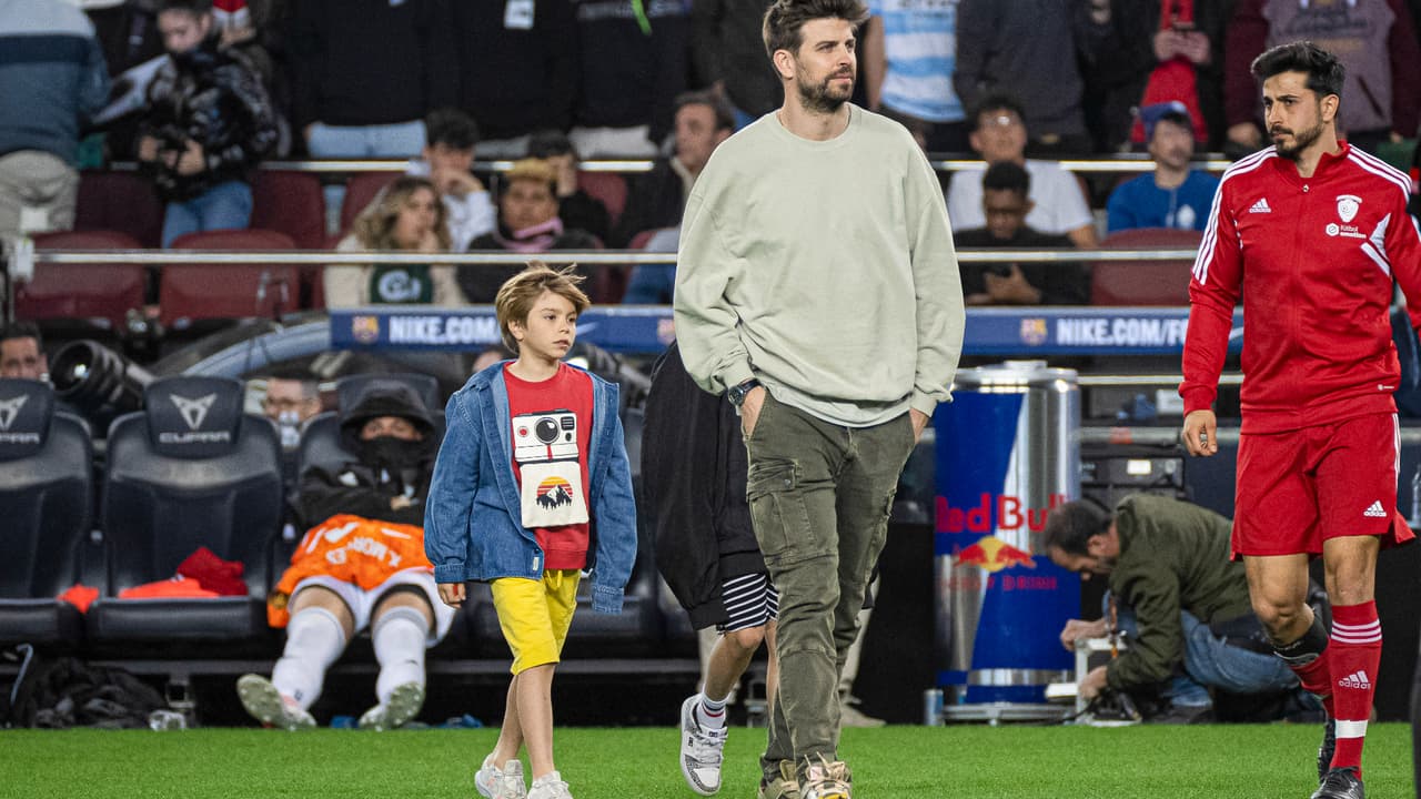 Gerard Pique y su hijo mayor, Milan, durante la final de la King League en Barcelona.