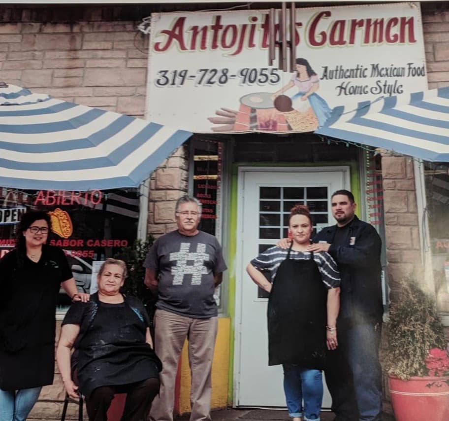 Carmen y Salvador en la entrada de su restaurante, Antojitos Carmen, en Columbus Junction, antes de la llegada del coronavirus.