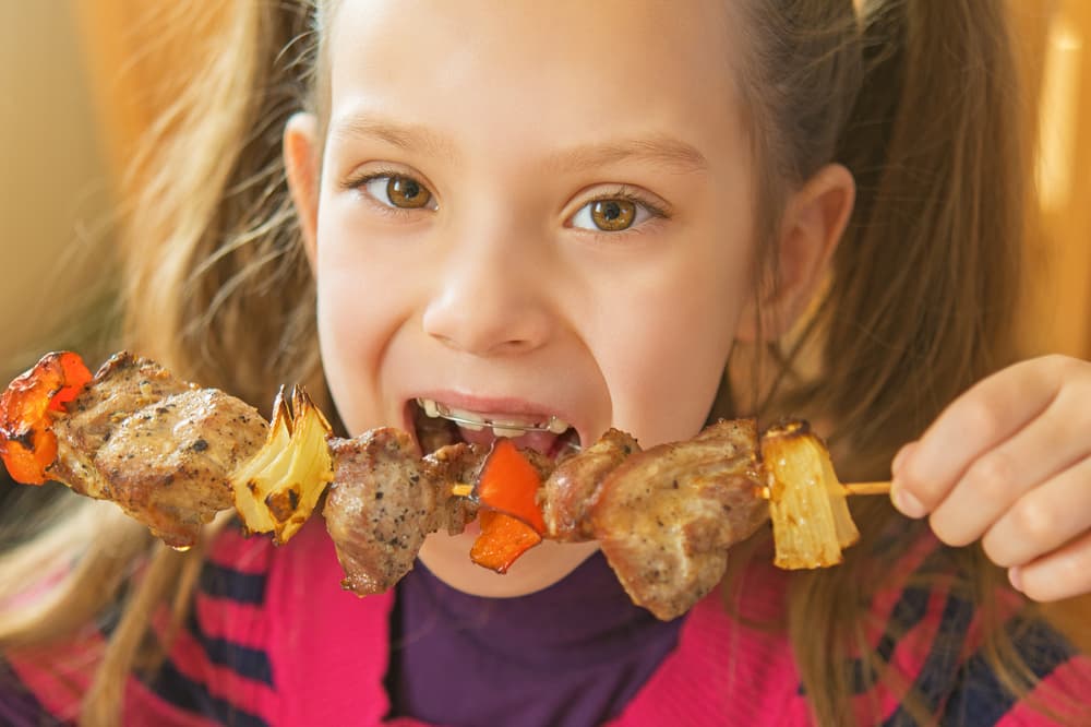 El hierro y el zinc son esenciales para la concentración. Puedes encontrarlos en las carnes rojas, leguminosas y en verduras de hoja verde.