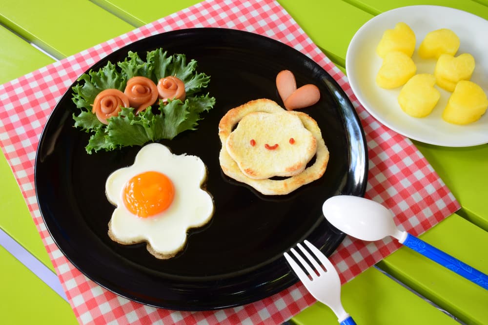 El huevo también mejora la actividad cerebral gracias a la colina y lutenía que contiene. Además de este nutriente proporciona fosfolípidos que son importantes para el cerebro y las transmisiones neuronales. Puedes preparar un desayuno divertido y bonito decorando con los alimentos para que tus pequeños lo devoren en un dos por tres.