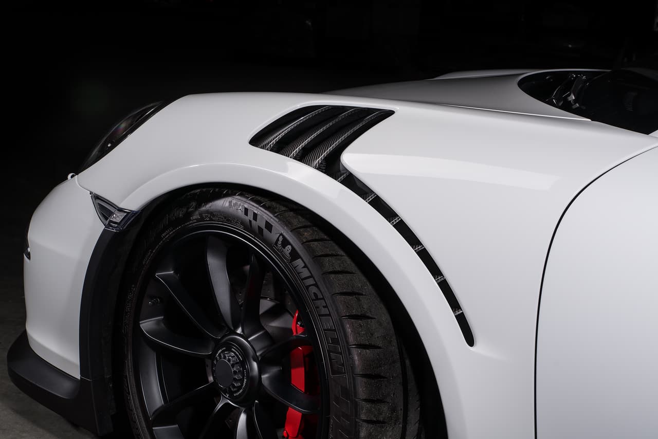En este caso TECHART ofrece un paquete con accesorios de fibra de carbono que puede ser configurado para el Porsche 911 GT3 RS de acuerdo al gusto/pedido de cada cliente.