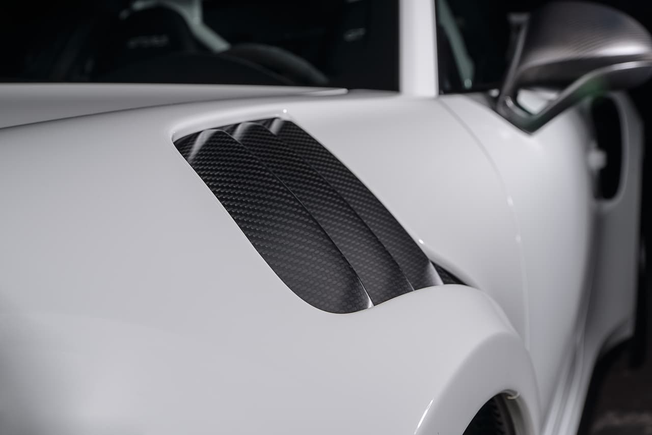 Los elementos de fibra de carbono que componen este paquete son fabricados por TECHART. Esto garantiza la consistencia en la calidad de cada uno de estos.