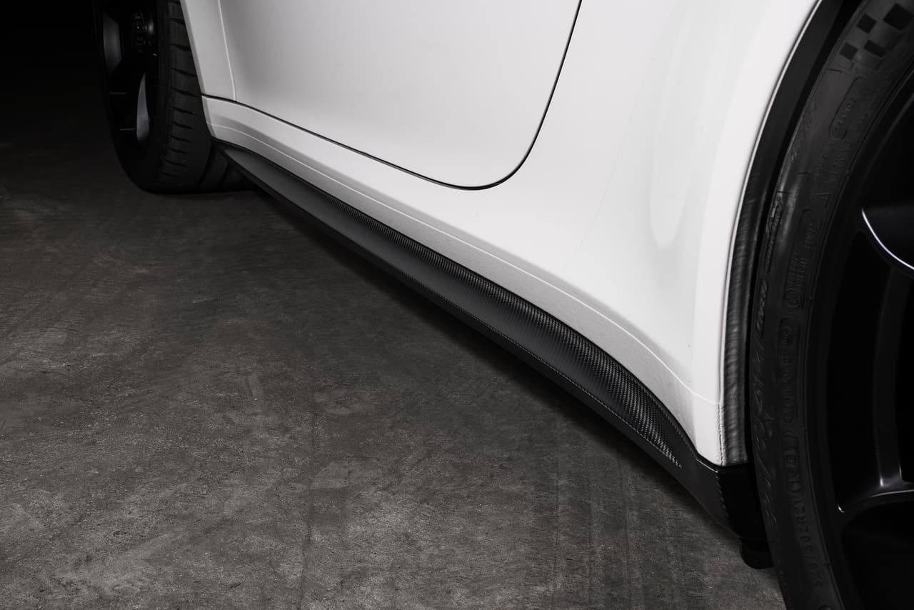 Los elementos laterales bajos del Porsche GT3 RS cumplen bien con la función de “captadores de luz” gracias a que han sido cuidadosamente diseñados para reflejar la luz de manera elegante manteniendo un porte siniestro.