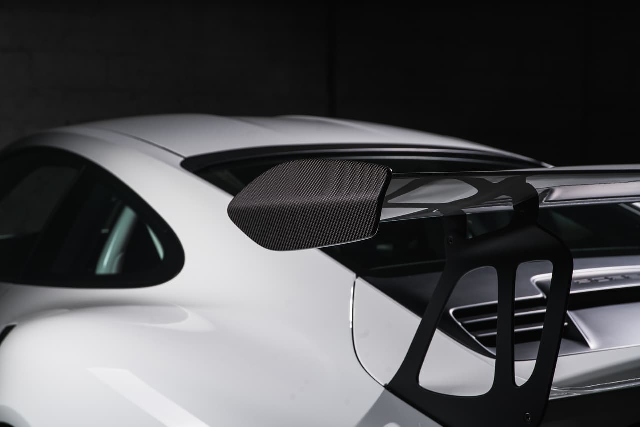 El reemplazo del alerón posterior reduce el peso del vehículo y ofrece un diseño que maximiza el desempeño a altas velocidades.